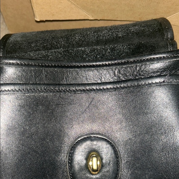 Vintage Coach Black Leather Messenger Bag with Brass Turnlock - Picture 4 of 5